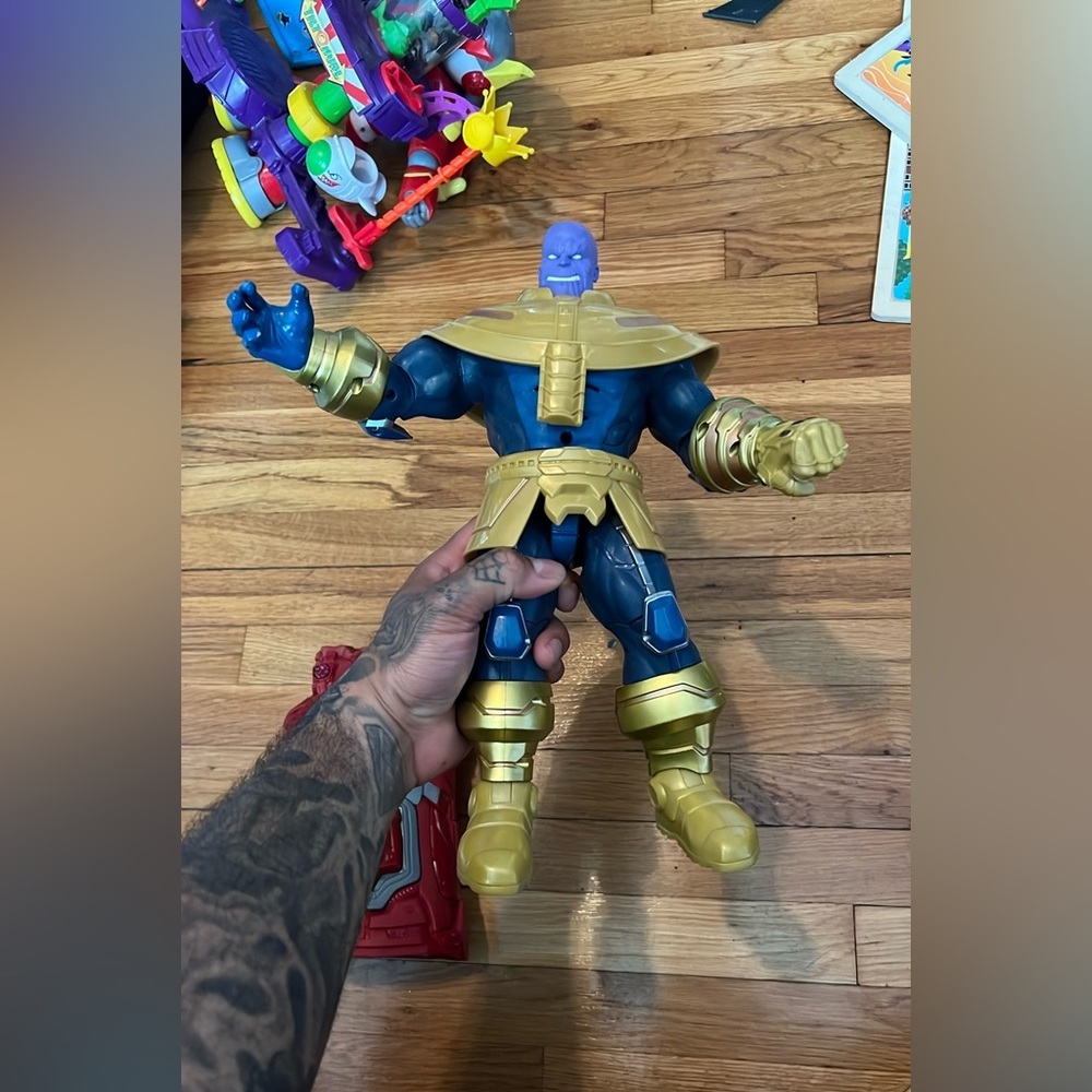 Marvel Avengers Thanos Gold and Blue Action Figure with Red Gauntlet - Picture 8 of 8